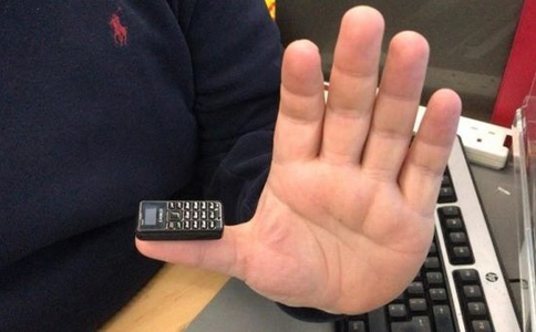 世界上最小的手机，只有拇指般大小