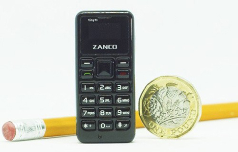 世界上最小的手机，只有拇指般大小